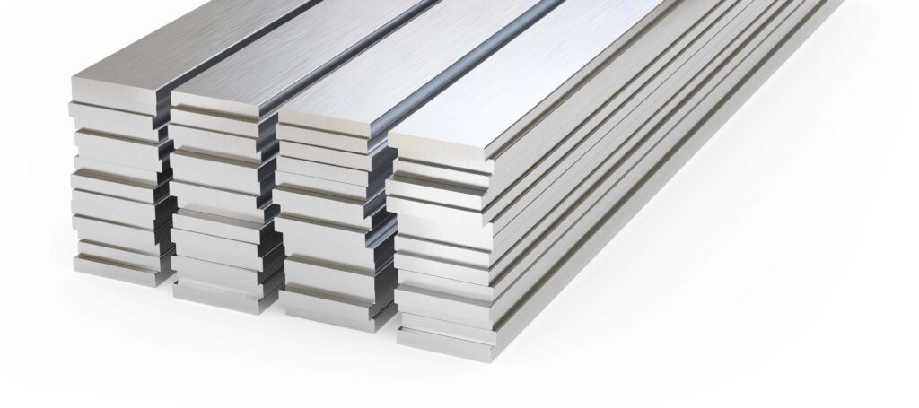 Stahl- oder Aluminiumplatten isoliert auf weiß. Gewalzte Metallprodukte.